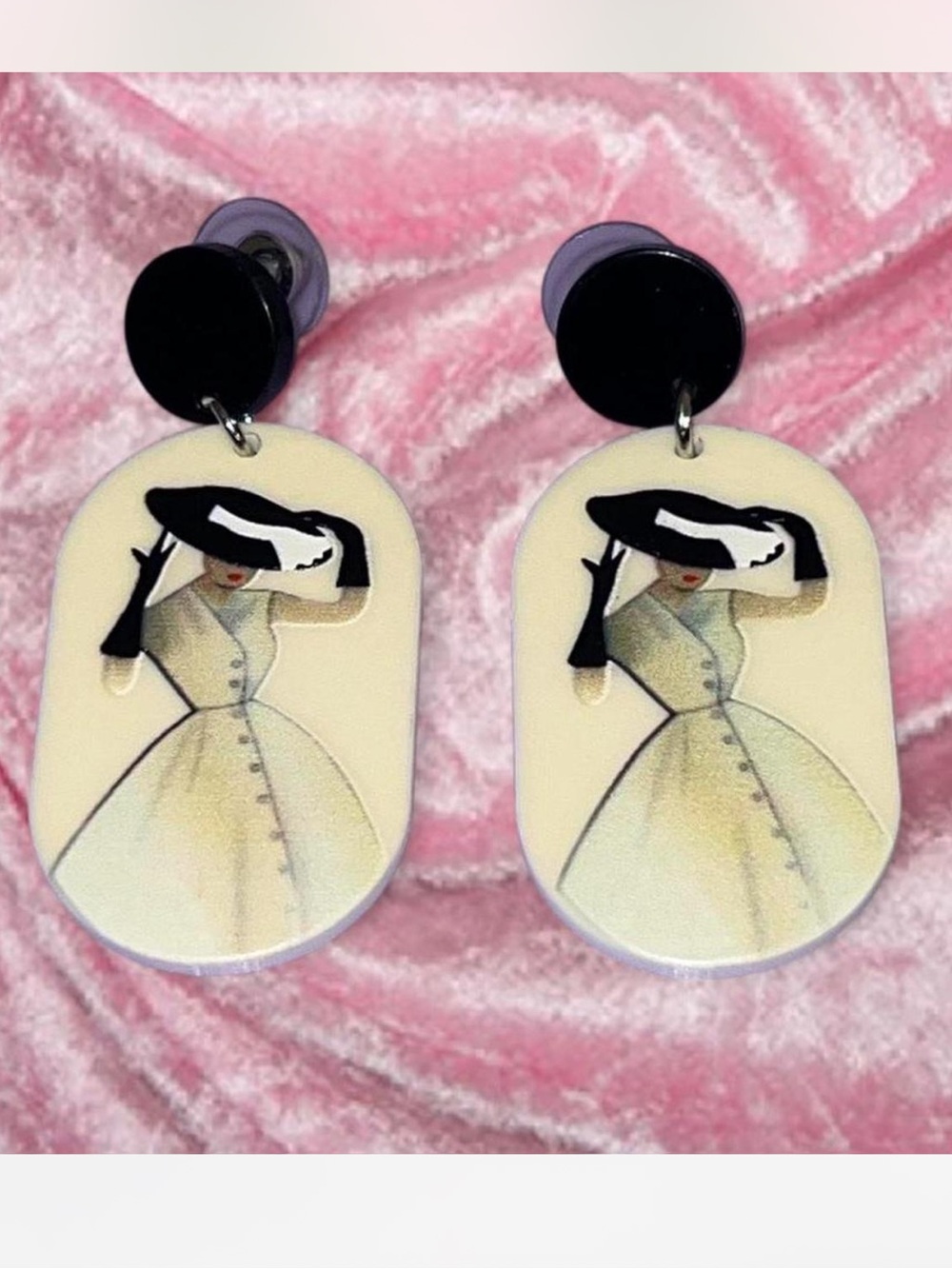 Elegant Cream and Black Earrings